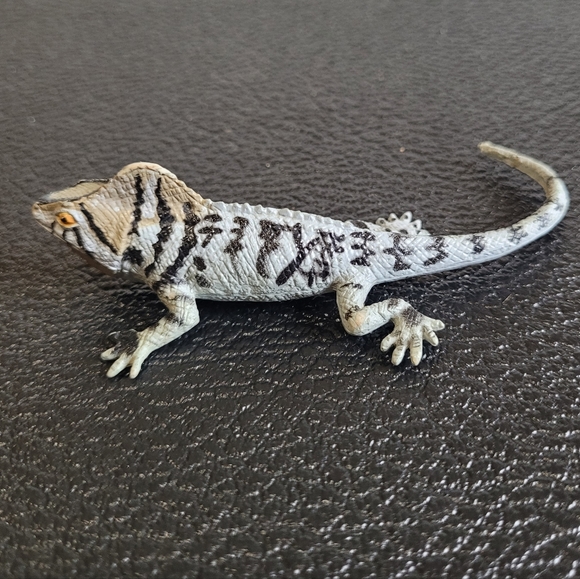 Vintage RARE helmeted iguana 1998 Realistic Life Like Reptile Toy 3" Long. - Picture 3 of 4
